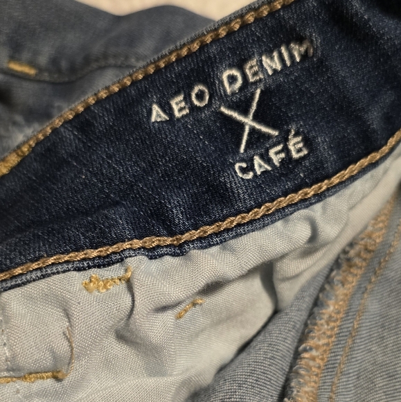 Size 12 - American Eagle distressed jean shorts - Picture 4 of 5